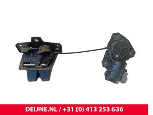 Używane Mechanizm zamka tylnej klapy Volvo V60 II (ZW) 2.0 T8 16V Recharge AWD Cena € 100,00 Procedura marży oferowane przez van Deijne Onderdelen Uden B.V.