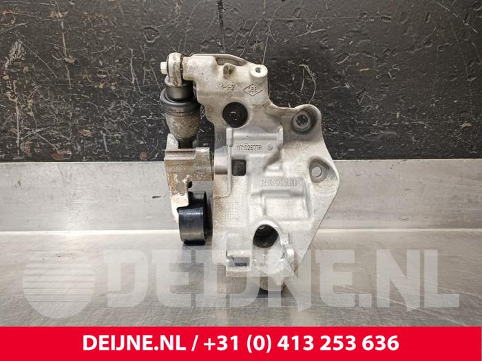 Gebrauchte Dynamostütze oben Renault Trafic (1FL/2FL/3FL/4FL) 2.0 dCi 16V 120 Preis € 30,25 Mit Mehrwertsteuer angeboten von van Deijne Onderdelen Uden B.V.