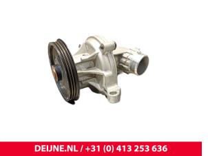 Usagé Pompe à eau Volvo XC60 II (UZ) 2.0 B5 Mild Hybrid Geartronic 16V AWD Prix € 121,00 Prix TTC proposé par van Deijne Onderdelen Uden B.V.