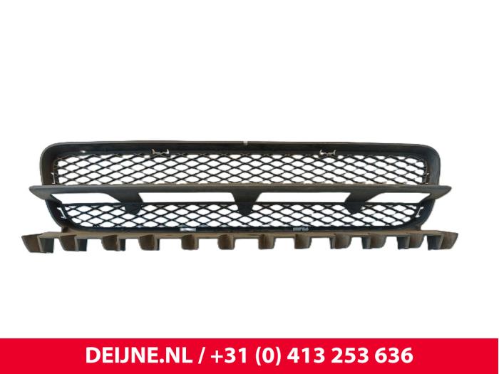 Używane Grill Volvo C70 (MC) 2.4 D5 20V Autom. Cena € 100,00 Procedura marży oferowane przez van Deijne Onderdelen Uden B.V.