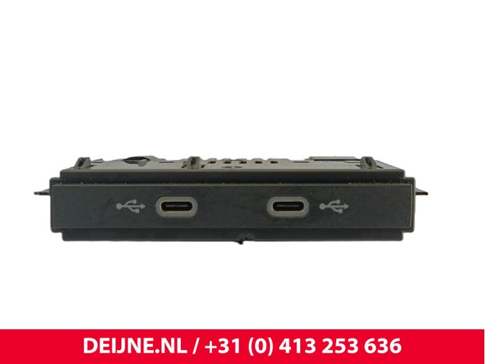 Używane Wtyczka USB Volkswagen Crafter (SY) 2.0 TDI FWD Cena € 24,20 Z VAT oferowane przez van Deijne Onderdelen Uden B.V.