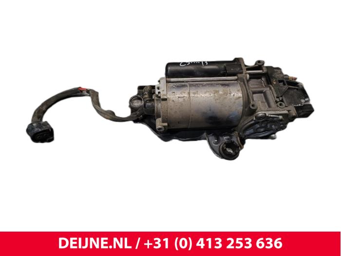 Usados Compresor Porsche Taycan (Y1A) 4S Precio € 847,00 IVA incluido ofrecido por van Deijne Onderdelen Uden B.V.