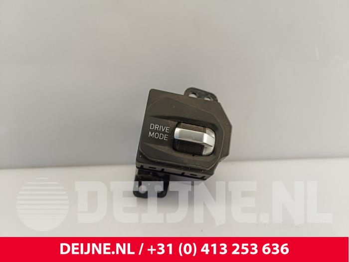 Używane Przycisk I-Drive Lynk &amp; Co 01 1.5 PHEV Cena € 42,35 Z VAT oferowane przez van Deijne Onderdelen Uden B.V.