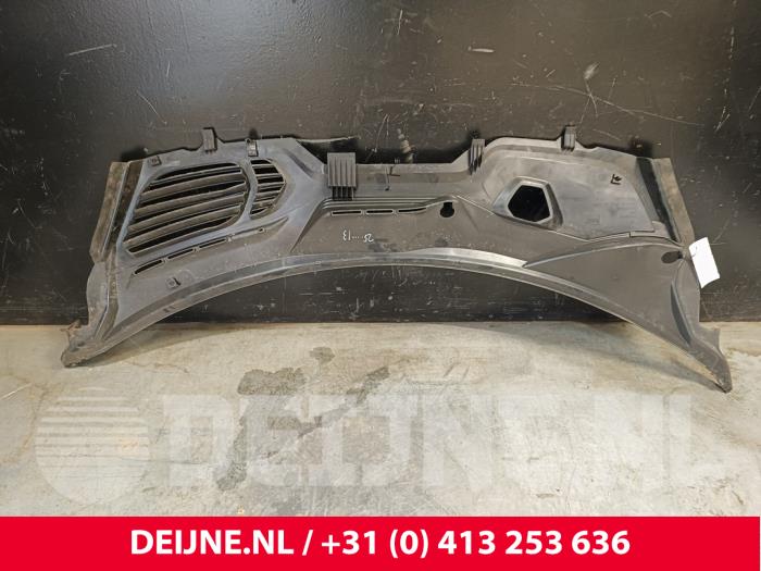 Używane Parawan Porsche Taycan (Y1A) 4S Cena € 42,35 Z VAT oferowane przez van Deijne Onderdelen Uden B.V.