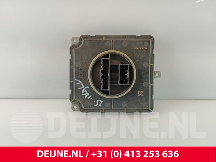 Używane Modułowy reflektor LED Volvo XC90 II 2.0 B5 16V Mild Hybrid AWD Cena € 80,00 Procedura marży oferowane przez van Deijne Onderdelen Uden B.V.
