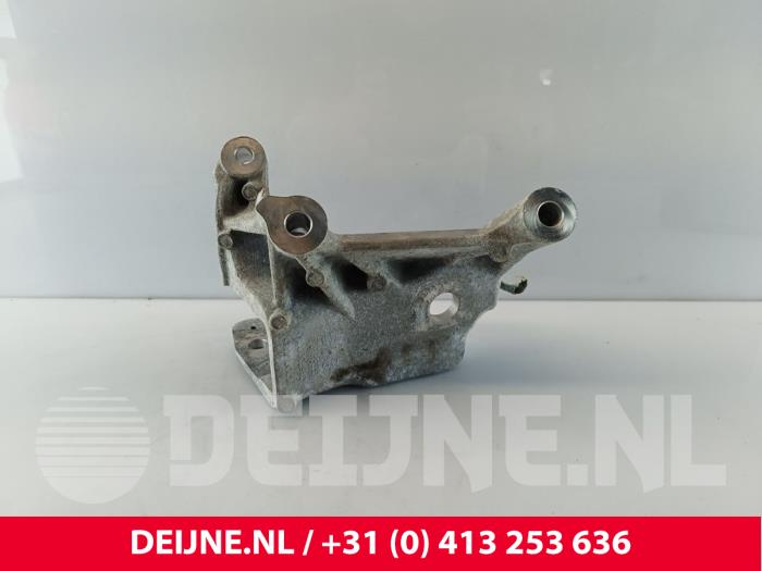 Used Engine mount Volvo V60 II (ZW) 2.0 B3 16V Mild Hybrid Price € 30,00 Margin scheme offered by van Deijne Onderdelen Uden B.V.