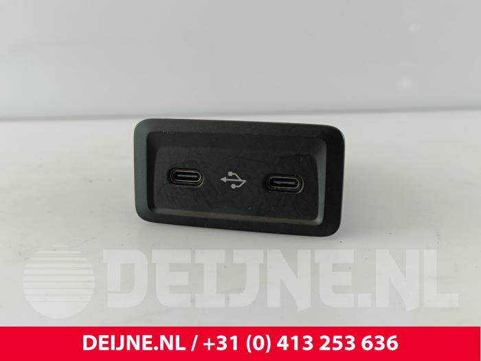 Begagnade USB-modul Mercedes Vito (447.6) 2.0 116 CDI 16V Pris € 121,00 Inklusive moms erbjuds av van Deijne Onderdelen Uden B.V.