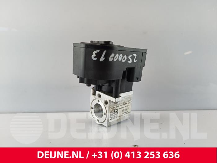 Gebrauchte Ventilblock hydraulisch Porsche Taycan (Y1A) 4S Preis € 242,00 Mit Mehrwertsteuer angeboten von van Deijne Onderdelen Uden B.V.