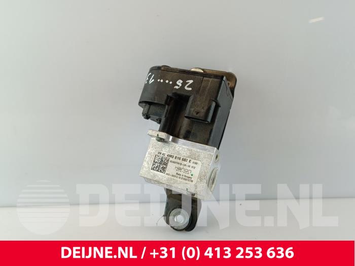 Gebrauchte Ventilblock hydraulisch Porsche Taycan (Y1A) 4S Preis € 84,70 Mit Mehrwertsteuer angeboten von van Deijne Onderdelen Uden B.V.