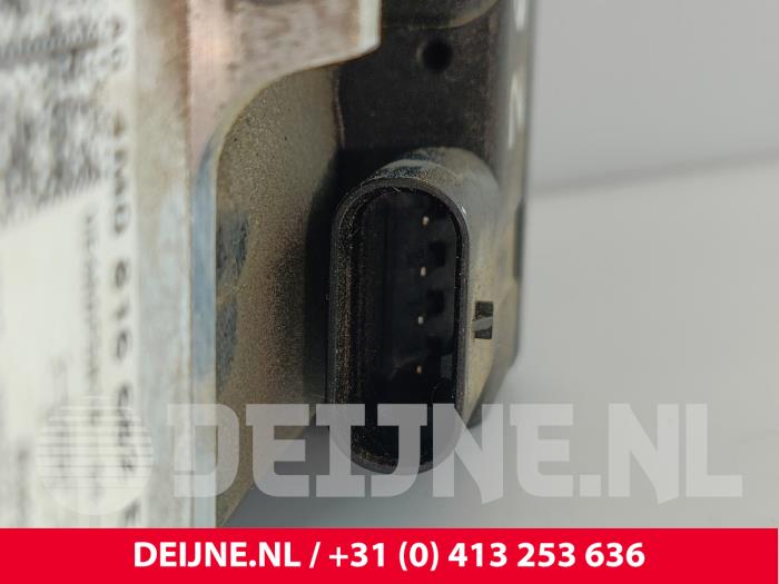 Ventilblock hydraulisch van een Porsche Taycan (Y1A) 4S 2021