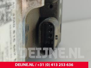 Ventilblock hydraulisch van een Porsche Taycan (Y1A) 4S 2021