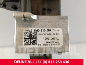 Ventilblock hydraulisch van een Porsche Taycan (Y1A) 4S 2021