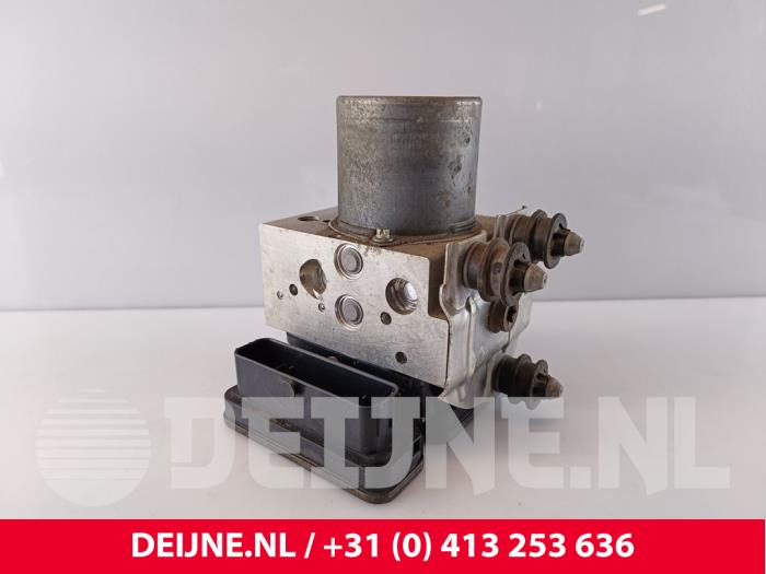 Używane Pompa ABS Porsche Taycan (Y1A) 4S Cena € 943,80 Z VAT oferowane przez van Deijne Onderdelen Uden B.V.