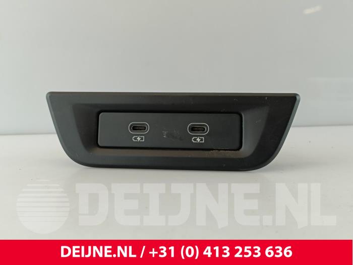 Używane Wtyczka USB Porsche Taycan (Y1A) 4S Cena € 72,60 Z VAT oferowane przez van Deijne Onderdelen Uden B.V.