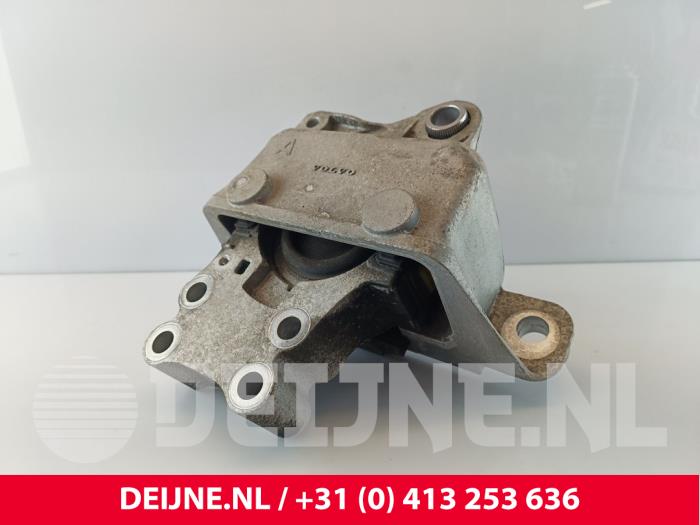 Used Engine mount Volvo XC40 (XZ) 1.5 T3 12V Price € 65,00 Margin scheme offered by van Deijne Onderdelen Uden B.V.
