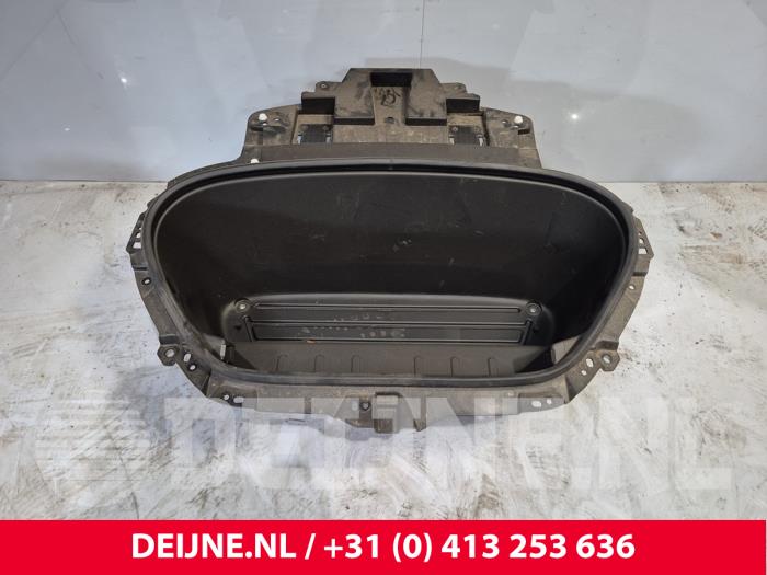 Używane Schowek Volvo XC40 (XZ) Recharge Twin 78/82 kWh Cena € 110,00 Procedura marży oferowane przez van Deijne Onderdelen Uden B.V.