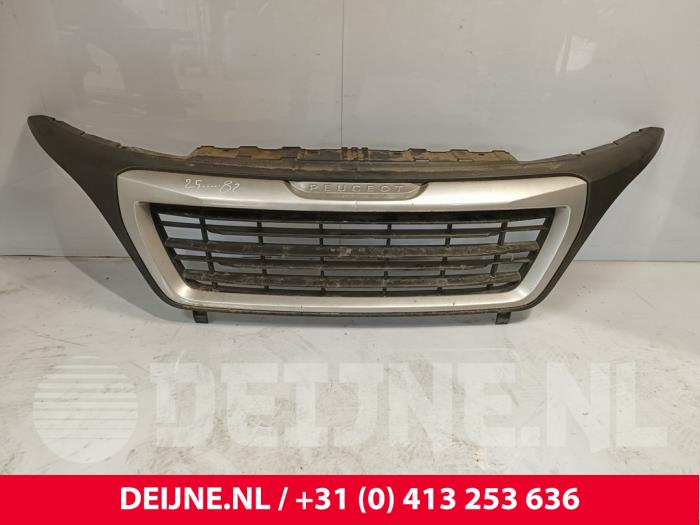 Używane Grill Peugeot Boxer (U9) 2.0 BlueHDi 130 Cena € 121,00 Z VAT oferowane przez van Deijne Onderdelen Uden B.V.