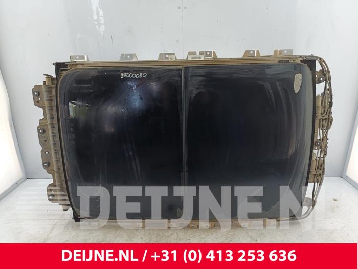 Używane Dach panoramiczny Lynk &amp; Co 01 1.5 PHEV Cena € 853,05 Z VAT oferowane przez van Deijne Onderdelen Uden B.V.
