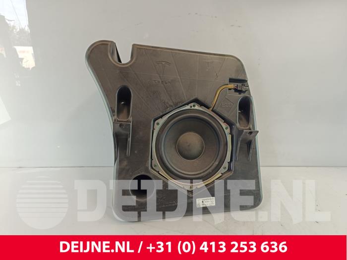Używane Subwoofer Tesla Model S 85 Cena € 181,50 Z VAT oferowane przez van Deijne Onderdelen Uden B.V.