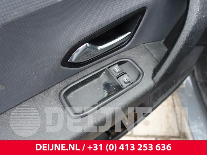 Usados Interruptor de ventanilla eléctrica Renault Express 1.3 TCE 100 16V Precio de solicitud ofrecido por van Deijne Onderdelen Uden B.V.