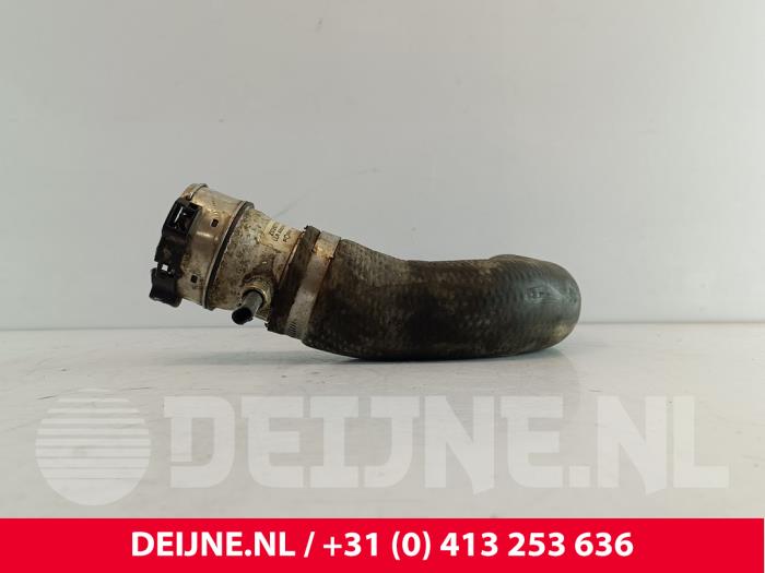 Intercooler Rohr van een Volkswagen Crafter 2.5 TDI 30/32/35 2010