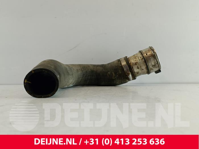 Intercooler Rohr van een Volkswagen Crafter 2.5 TDI 30/32/35 2010