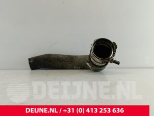Intercooler Rohr van een Volkswagen Crafter 2.5 TDI 30/32/35 2010