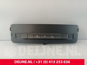 Usados Interruptor de luz de pánico Mercedes Vito Tourer (447.7) 2.2 114 CDI 16V Precio € 36,30 IVA incluido ofrecido por van Deijne Onderdelen Uden B.V.