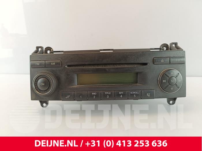 Używane Radio Mercedes Vito (639.6) 2.2 116 CDI 16V Euro 5 Cena € 96,80 Z VAT oferowane przez van Deijne Onderdelen Uden B.V.