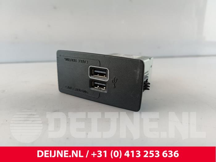 Używane Modul USB Volvo V60 II (ZW) 2.0 D4 16V Cena € 45,00 Procedura marży oferowane przez van Deijne Onderdelen Uden B.V.