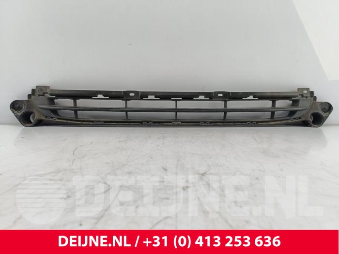 Gebrauchte Stoßstangenrost Peugeot Partner (EA//EF/EN/EU) 1.2 PureTech 110 Preis € 24,20 Mit Mehrwertsteuer angeboten von van Deijne Onderdelen Uden B.V.