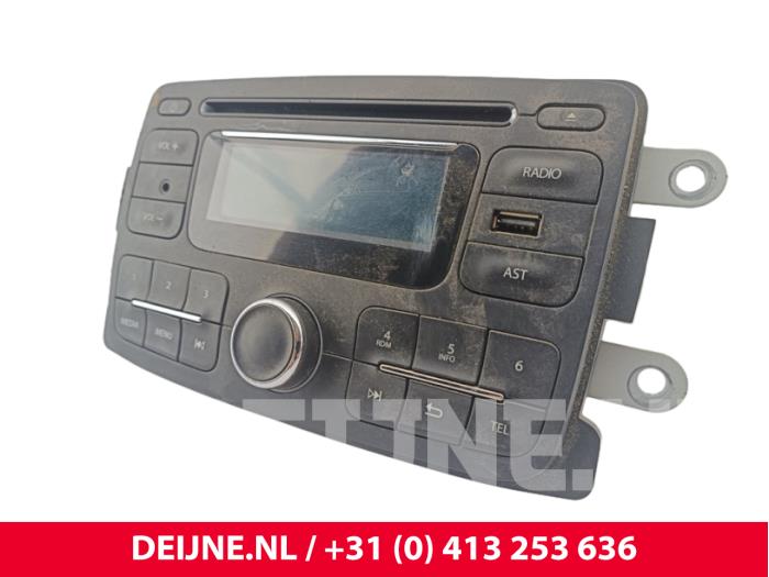 Używane Radio Dacia Dokker Express (8S) 1.2 TCE 16V Cena € 242,00 Z VAT oferowane przez van Deijne Onderdelen Uden B.V.