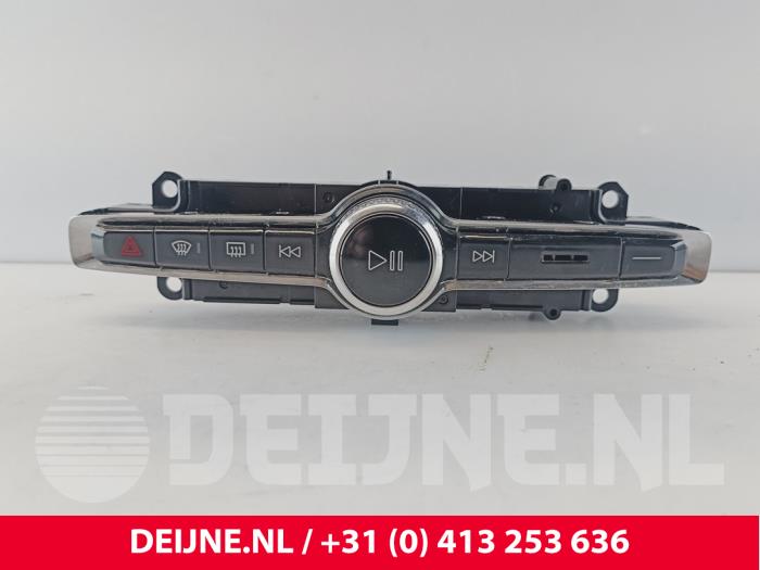 Używane Panel obslugi radia Volvo C40 Recharge (XK) Recharge Twin 78 kWh Cena € 84,70 Z VAT oferowane przez van Deijne Onderdelen Uden B.V.