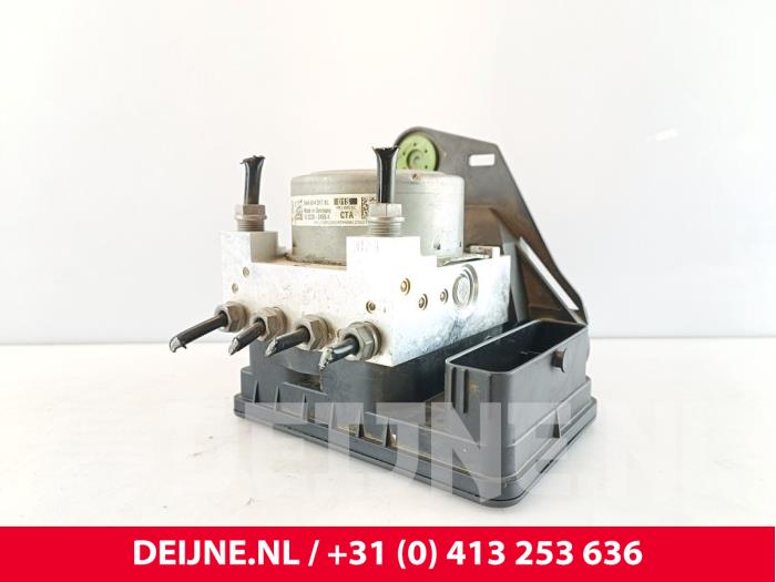 Używane Pompa ABS Volkswagen Caddy Cargo V (SBA/SBH) 2.0 TDI BlueMotionTechnology Cena € 151,25 Z VAT oferowane przez van Deijne Onderdelen Uden B.V.
