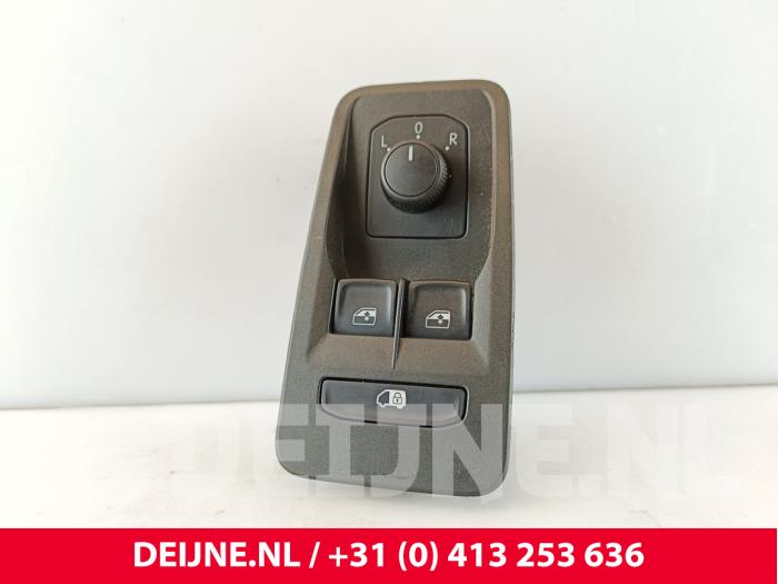 Usados Interruptor de ventanilla eléctrica Volkswagen Caddy Cargo V (SBA/SBH) 2.0 TDI BlueMotionTechnology Precio € 30,25 IVA incluido ofrecido por van Deijne Onderdelen Uden B.V.