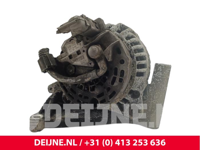 Dynamo van een Volkswagen Transporter T5 2.5 TDi 2005