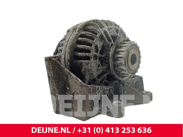 Dynamo van een Volkswagen Transporter T5 2.5 TDi 2005