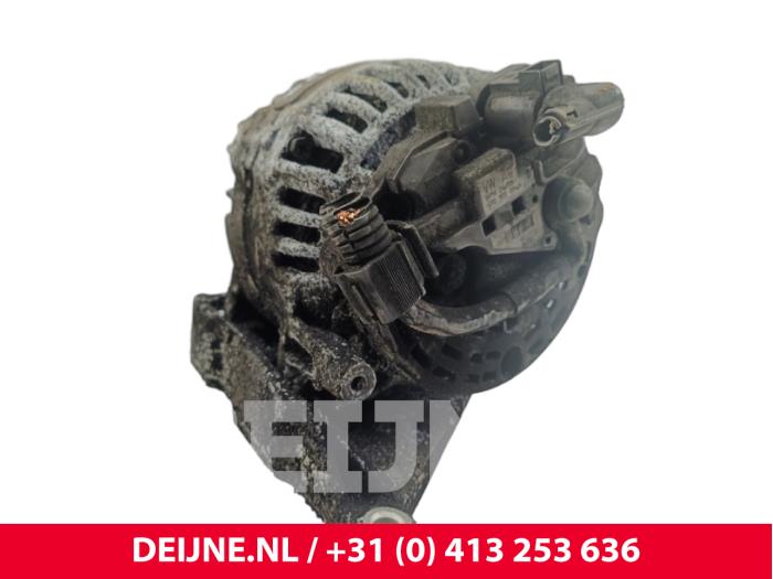 Dynamo van een Volkswagen Transporter T5 2.5 TDi 2005