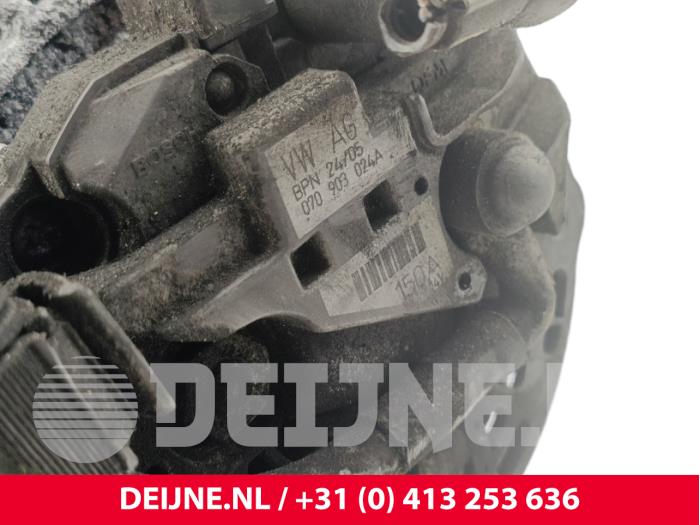 Dynamo van een Volkswagen Transporter T5 2.5 TDi 2005