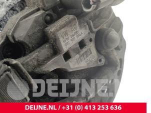 Dynamo van een Volkswagen Transporter T5 2.5 TDi 2005