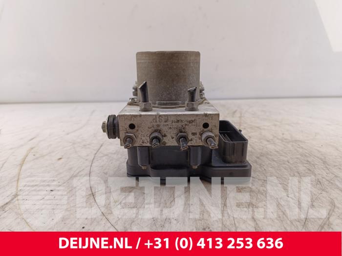 Używane Pompa ABS Iveco New Daily VI 33S14, 35C14, 35S14 Cena € 308,55 Z VAT oferowane przez van Deijne Onderdelen Uden B.V.