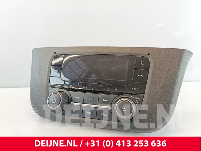 Używane Radio Iveco New Daily VI 33S14, 35C14, 35S14 Cena € 211,75 Z VAT oferowane przez van Deijne Onderdelen Uden B.V.
