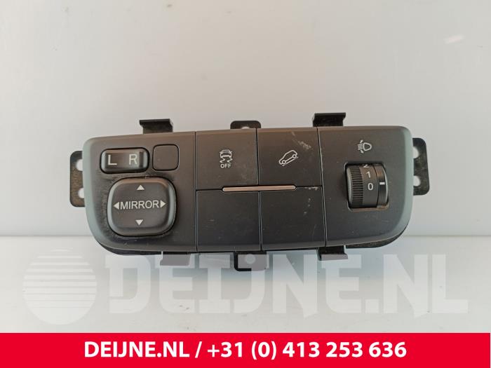 Używane Przelacznik lusterka Seres 3 52kWh Cena € 30,25 Z VAT oferowane przez van Deijne Onderdelen Uden B.V.