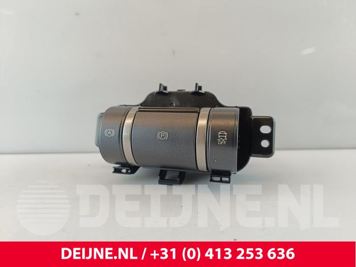 Używane Przelacznik hamulca postojowego BYD Dolphin 60,4 kWh Cena € 121,00 Z VAT oferowane przez van Deijne Onderdelen Uden B.V.