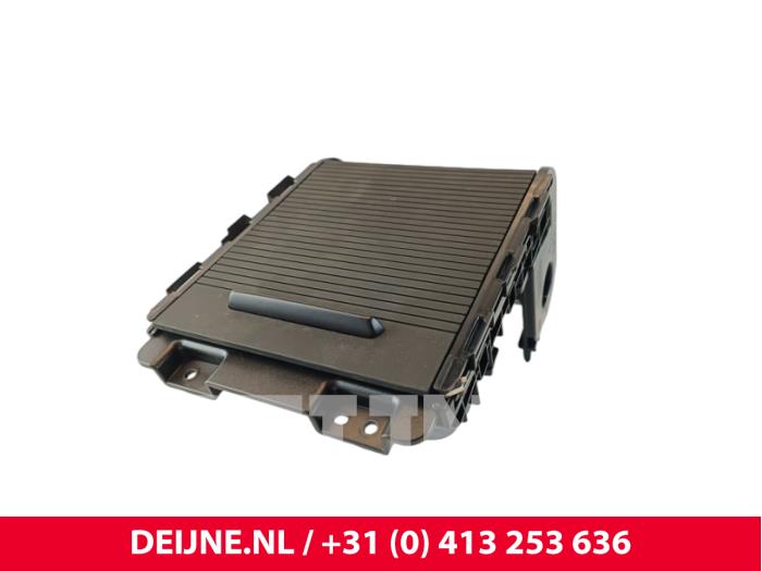 Używane Schowek BYD Dolphin 60,4 kWh Cena € 36,30 Z VAT oferowane przez van Deijne Onderdelen Uden B.V.