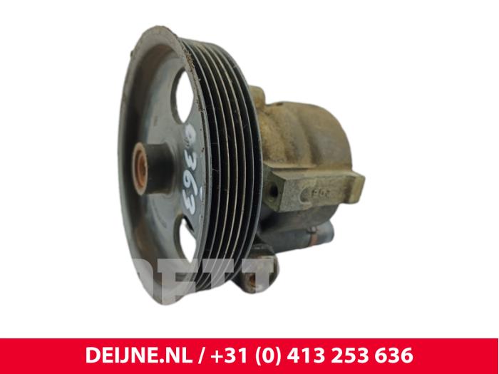 Usagé Pompe de direction Renault Kangoo (KC) 1.4 Prix € 36,30 Prix TTC proposé par van Deijne Onderdelen Uden B.V.