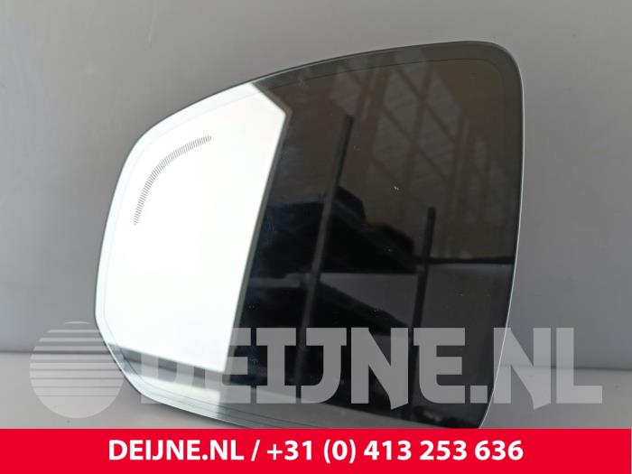 Używane Szyba lusterka lewego Volvo XC90 II 2.0 D5 16V AWD Cena € 90,00 Procedura marży oferowane przez van Deijne Onderdelen Uden B.V.