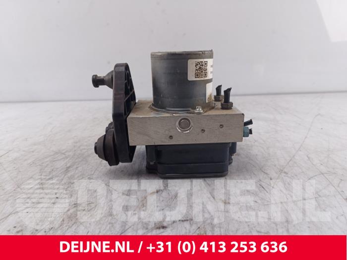Używane Pompa ABS Mercedes Vito (447.6) eVito 41/60/66 kWh Cena € 235,95 Z VAT oferowane przez van Deijne Onderdelen Uden B.V.