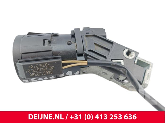 Używane Stacyjka + Kluczyk Citroen Jumpy 2.0 Blue HDI 145 Cena € 36,30 Z VAT oferowane przez van Deijne Onderdelen Uden B.V.