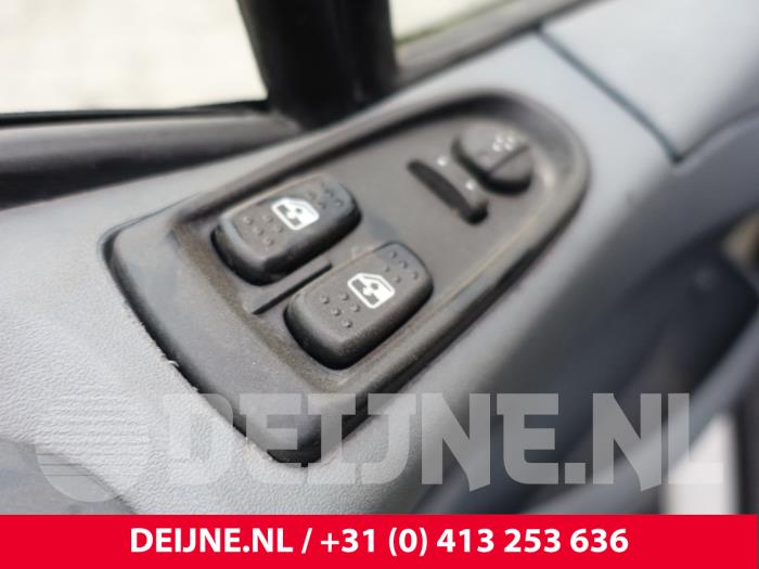 Usados Interruptor de ventanilla eléctrica Iveco New Daily IV 40C18 Precio € 24,20 IVA incluido ofrecido por van Deijne Onderdelen Uden B.V.